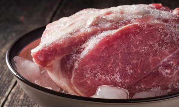 Почему нельзя размораживать мясо в воде: многие хозяйки впервые об этом слышат